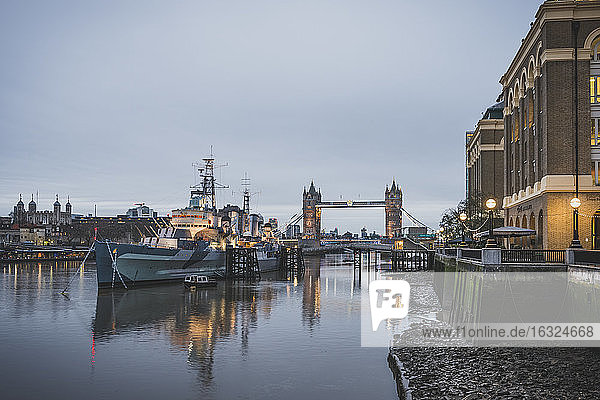 Vereinigtes Königreich  England  London  Queen's Walk  HMS Belfast und Tower Bridge