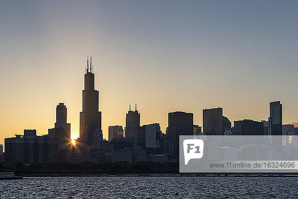 USA  Illinois  Chicago  Skyline  Willis Tower und Michigansee bei Sonnenuntergang