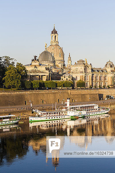 Deutschland  Dresden  Brühlsche Terrasse mit Schaufelraddampfer auf der Elbe