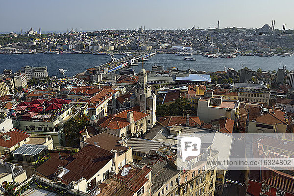Türkei  Istanbul. Beyoglu  Bosporus  Blick vom Galata-Turm auf Ueskuedar  Galata-Brücke und Goldenes Horn