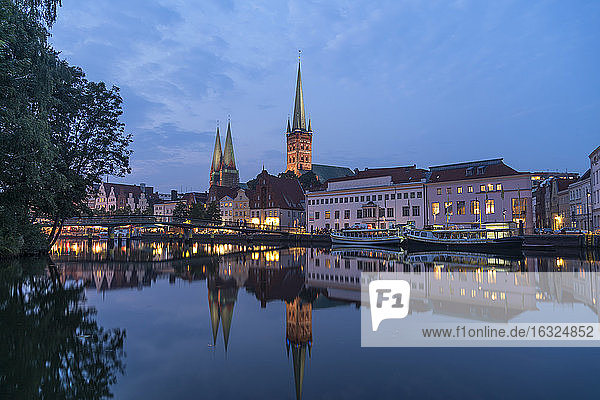 Deutschland  Lübeck  Altstadt und Trave in der Abenddämmerung