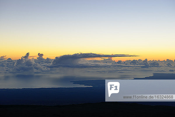 USA  Hawaii  Big Island  Mauna Kea  Blick auf Regenwolken über dem Meer in der morgendlichen Dämmerung