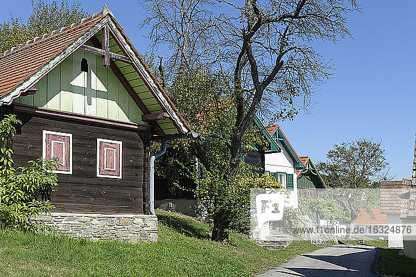 Österreich  Burgenland  Kohfidisch  Csaterberg  Dorf mit rustikalen Häusern