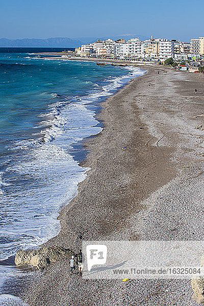Griechenland  Rhodos  Strand und Blick auf die neue Stadt