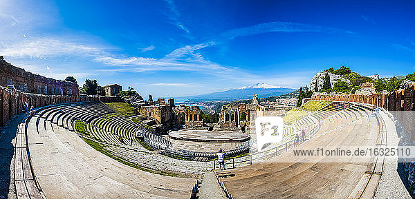 Italien,  Sizilien,  Taormina,  Teatro Greco mit dem Ätna im Hintergrund