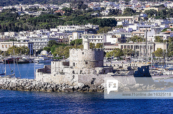 Griechenland  Ägäische Inseln  Rhodos  Blick auf die Hafeneinfahrt