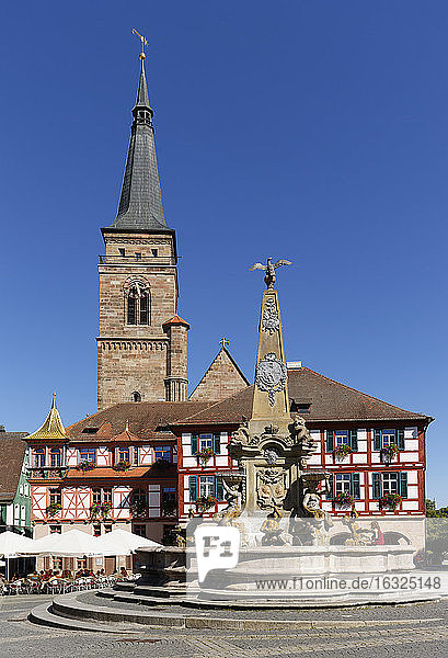 Deutschland  Bayern  Franken  Schwabach  Kirche  Rathaus und Brunnen am Königsplatz
