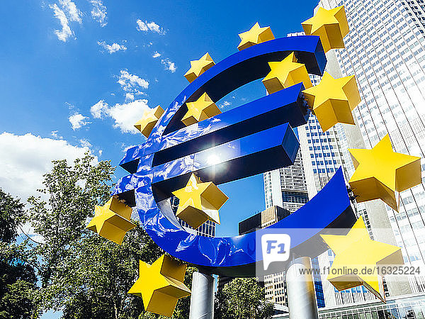 Deutschland  Frankfurt  Euro-Zeichen vor dem Eurotower