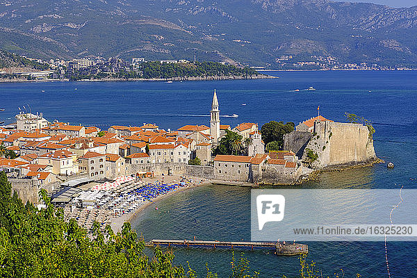 Montenegro  Adriaküste  Budva  Altstadt und Stadtstrand