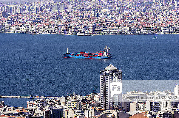 Türkei  Izmir  Ägäisregion  Golf von ?zmir  Containerschiff