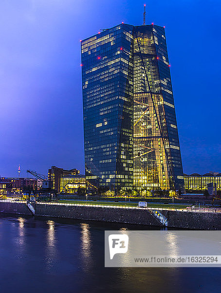 Deutschland  Hessen  Frankfurt  Blick auf die beleuchtete Europäische Zentralbank in der Abenddämmerung