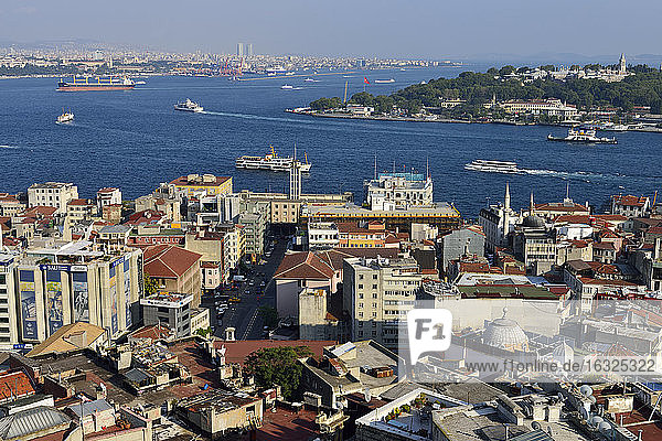 Türkei  Istanbul  Blick vom Galata-Turm über das Goldene Horn und den Bosporus