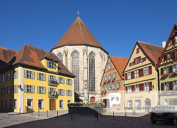 Deutschland  Bayern  Franken  Dinkelsbühl  Kirche und Brunnen in der Altstadt