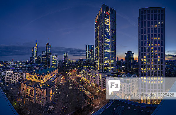 Deutschland  Hessen  Frankfurt  Finanzviertel am Abend