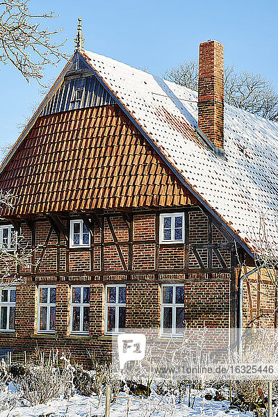 Deutschland  Nordrhein-Westfalen  Petershagen  Traditionelles westfälisches Bauernhaus in Fachwerkbauweise  Vierständerbauweise