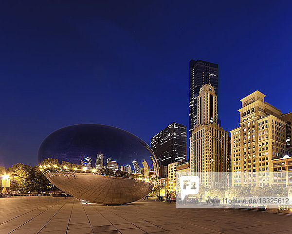 USA  Illinois  Chicago  Blick auf Cloud Gate im Millenium Park bei Nacht