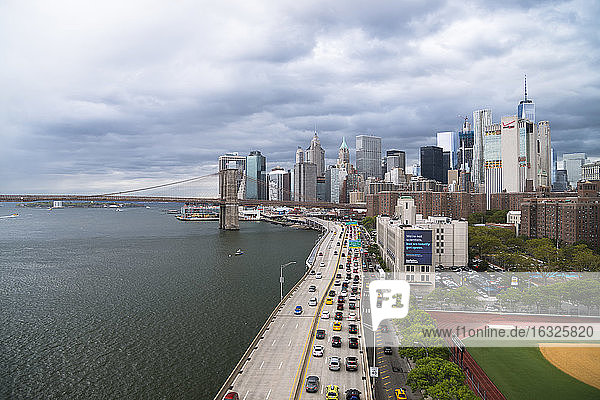 USA  New York City  FDR Drive mit Brooklyn Bridge im Hintergrund