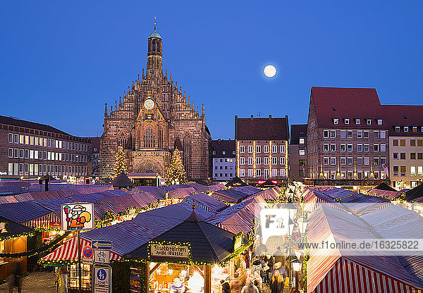 Deutschland  Nürnberg  Blick auf Frauenkirche und Christkindlmarkt