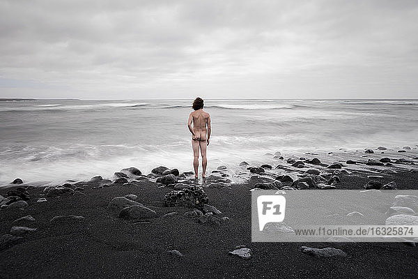Lanzarote  Rückansicht eines nackten Mannes an der Playa de Janubio