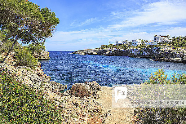 Spanien  Mallorca  Blick auf Cala Esmeralda  Bucht von Cala D'or
