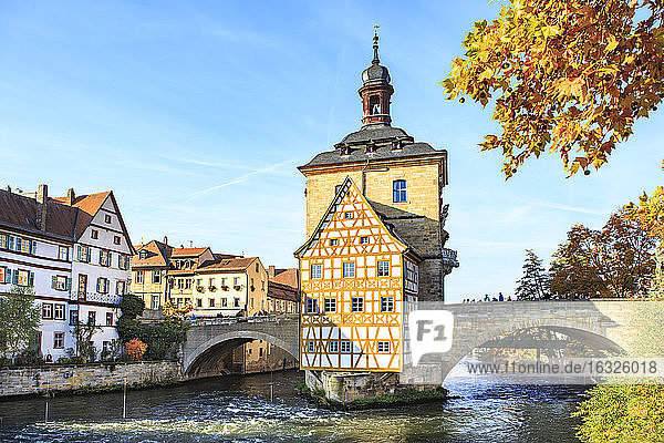 Deutschland  Bamberg  Blick auf das alte Rathaus mit dem Fluss Regnitz im Vordergrund