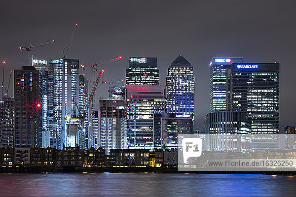 Vereinigtes Königreich  England  London  Docklands  Canary Wharf  Themse bei Nacht