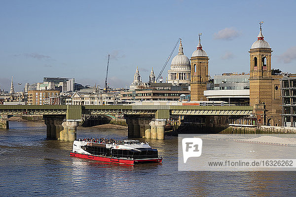 UK  London  City of London  River Thames  railway bridge and Cannon Street station  St. Paul's Cathedral