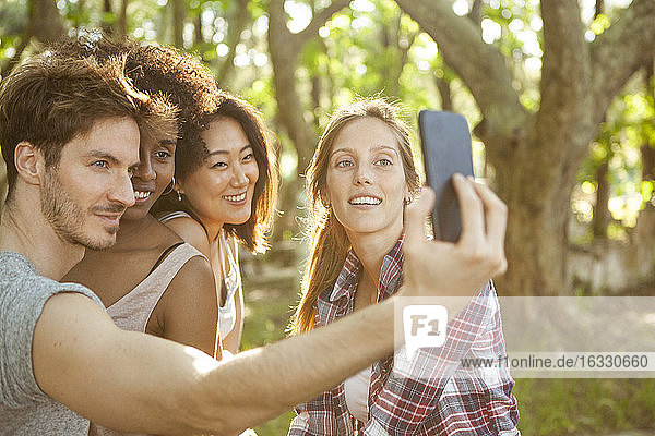 Junge Freunde machen ein Selfie mit ihrem Smartphone im Freien