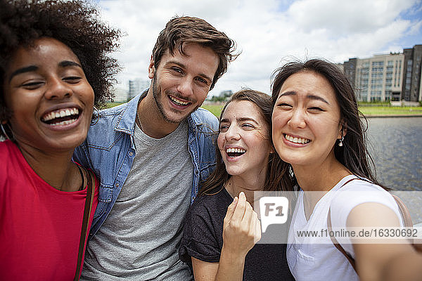 Glückliche junge Freunde nehmen Selfie im Freien
