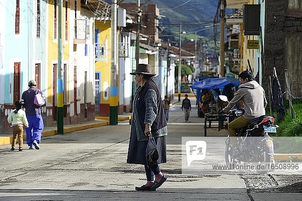 Dörfliches Leben auf der Hauptstraße  Chavín de Huántar  bei Huaraz  Region Ancash  Peru  Südamerika