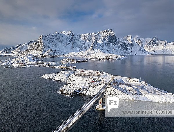 Verschneite Landschaft am Fjord mit Hamnoy Brücke  Drohnenaufnahme  Hamnøy  Nordland  Lofoten  Norwegen  Europa
