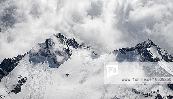 Schroffe Berggipfel  links Rossgruspitz  rechts Großer Möseler  Gletscher Waxeggkees  schneebedeckte Berge  hochalpine Landschaft bei Nebel  Berliner Höhenweg  Zillertaler Alpen  Zillertal  Tirol  Österreich  Europa