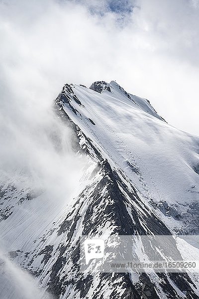 Schroffe Berggipfel  Großer Möseler  schneebedeckte Berge  hochalpine Landschaft bei Nebel  Berliner Höhenweg  Zillertaler Alpen  Zillertal  Tirol  Österreich  Europa