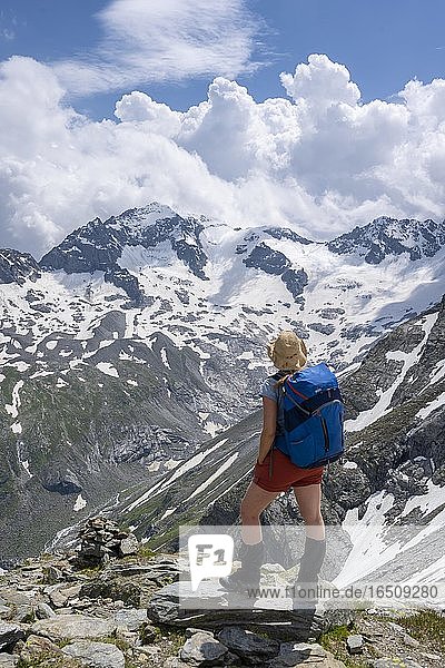 Wanderin beim Abstieg von der Mörchnerscharte zum Floitengrund  hinten Großer Löffler  Berliner Höhenweg  Zillertaler Alpen  Zillertal  Tirol  Österreich  Europa