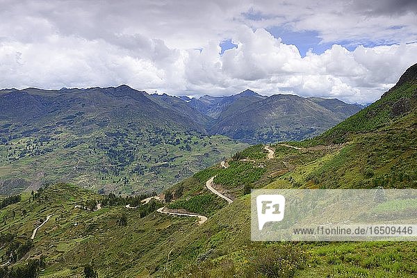 Kurvige Bergstraße  Ruta 111  bei Huaraz  Regio Ancash  Peru  Südamerika
