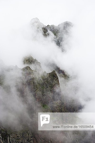 Nebelverhangene Felsen des Teno Gebirge beim Bergdorf Masca  Masca Schlucht  Teno Gebirge  Teneriffa  Kanarische Inseln  Spanien  Europa