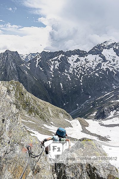 Gesicherter Steig am Wanderweg  Wanderin beim Abstieg von der Mörchnerscharte zum Floitengrund  Kleiner und Großer Mörchner  Berliner Höhenweg  Zillertaler Alpen  Zillertal  Tirol  Österreich  Europa
