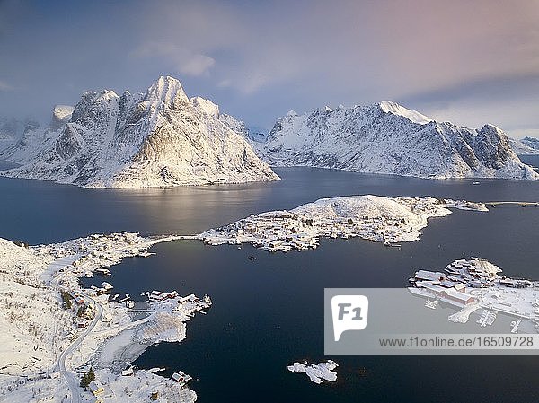 Luftaufnahme  Fischerdorf Reine im Winter in der Morgendämmerung  verschneite Landschaft  Reinefjord  Moskenesøya  Nordland  Lofoten  Norwegen  Europa