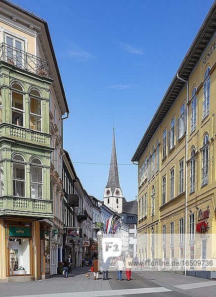 Fußgängerzone mit Stadtpfarrkirche Sankt Nikolaus  Bad Ischl  Salzkammergut  Oberösterreich  Österreich  Europa