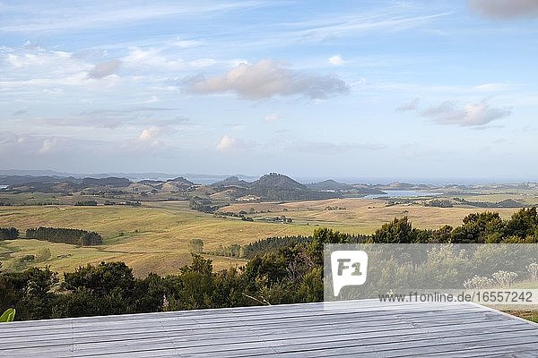 Blick vom Hausdeck über die Landschaft  Parua Bay bei Whangarei  Nordinsel  Neuseeland