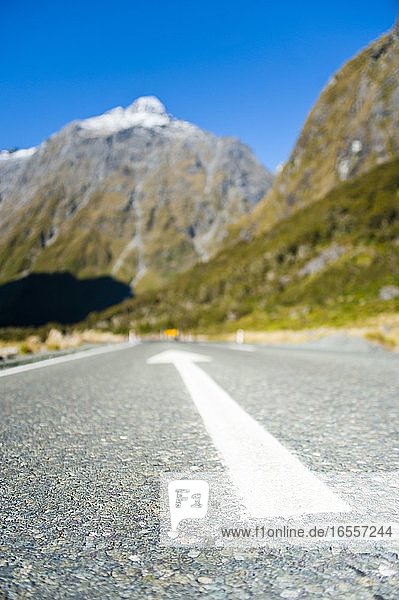 Straße auf der Fahrt von Te Anau nach Milford Sound  Fiordland  Südinsel  Neuseeland. Die Fahrt von Queenstown zum Milford Sound dauert etwa 4 Stunden  so dass ein Zwischenstopp in Te Anau auf jeden Fall ratsam ist. Außerdem kann man so den Touristenmassen entgehen  wenn man frühmorgens anreist.