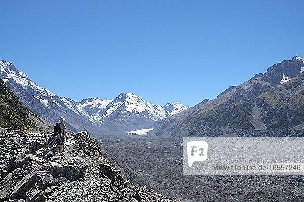 Wanderer am Tasman See und Gletscher  Aoraki/Mount Cook National Park  Südinsel  Neuseeland