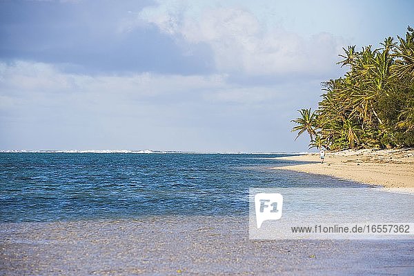 Spaziergang an einem Strand auf der Insel Rarotonga  Cookinseln