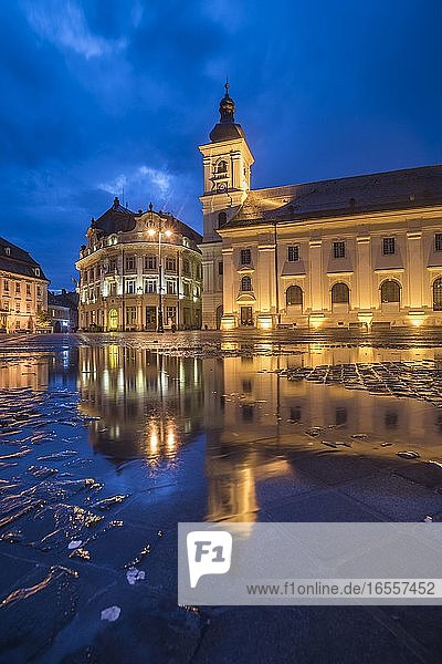 Piata Mare (Großer Platz) bei Nacht  mit dem Rathaus von Sibiu auf der linken Seite und der barocken Jesuitenkirche von Sibiu auf der rechten Seite  Siebenbürgen  Rumänien