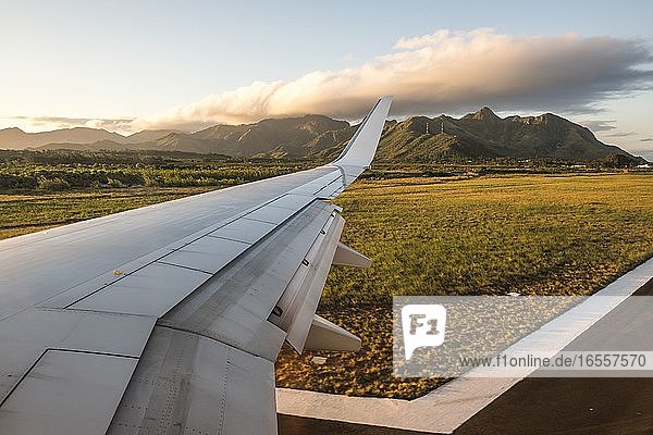 Ansicht eines Flugzeugflügels bei Sonnenuntergang  Madagaskar  Afrika