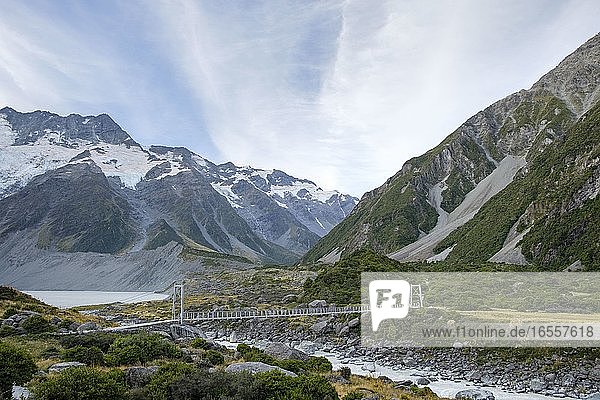 Hooker Valley Track über Fluss und Brücke Aoraki/Mount Cook National Park  Südinsel  Neuseeland