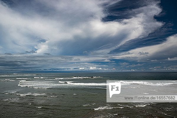 Dramatische Küstenlandschaft mit Wolken und Meer bei Dominical  in der Nähe von Uvita  Provinz Puntarenas  Pazifikküste von Costa Rica