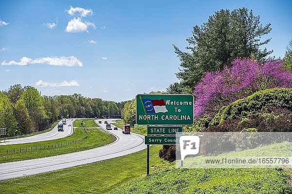 Willkommensschild in North Carolina im Frühling  an der Grenze zu South Carolina  USA