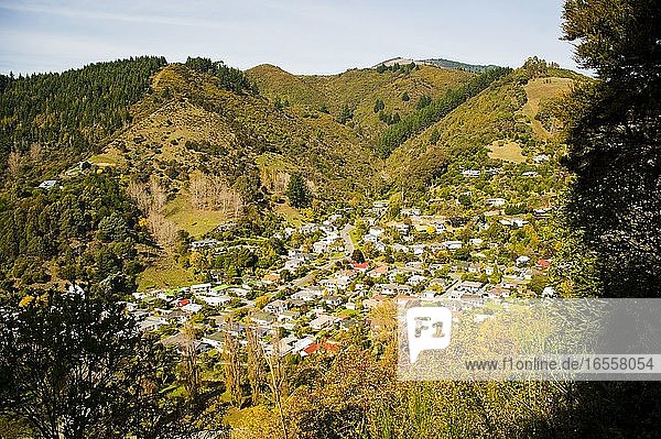 Häuser auf einem Hügel in Nelson  Südinsel  Neuseeland. Diese neuseeländische Landschaft wurde von der Spitze des Hügels im Zentrum von Nelson aufgenommen. Nelson  das Zentrum Neuseelands   ist eine sehr malerische Stadt an der Spitze der Südinsel Neuseelands. Die Lage an der Küste in Verbindung mit den umliegenden Hügeln und Bergen führt zu einer großen Vielfalt an schönen Landschaften und Szenerien.