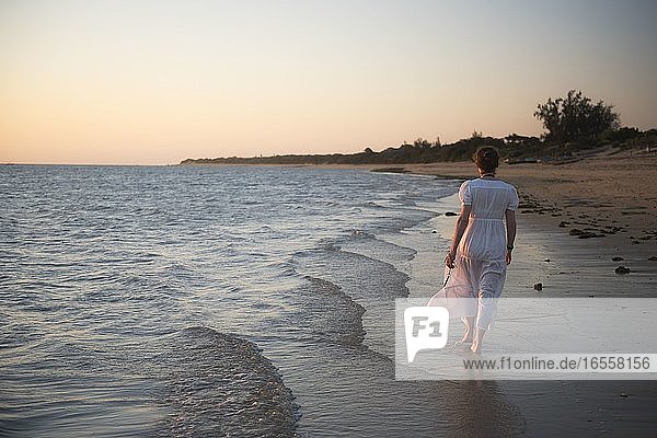 Spaziergang am Strand von Ifaty bei Sonnenuntergang  Südwest-Madagaskar  Afrika